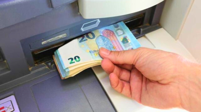 La Banque a l'Obligation de Signaler les Retraits d'Espèces au-delà d'une Certaine Limite : Faites Attention !
