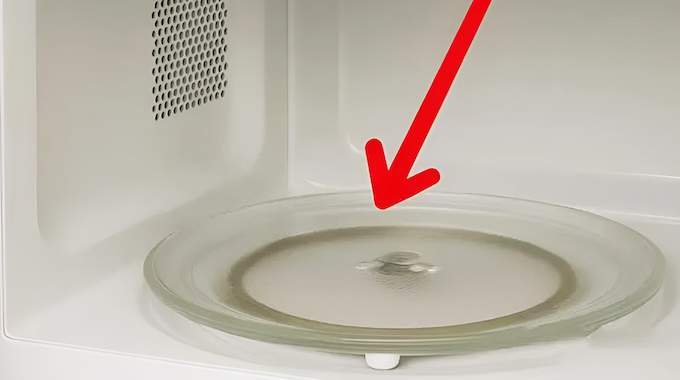 La Plupart des Gens Ne Savent Pas à Quoi Sert l'Anneau Sous le Plateau du Micro-ondes.