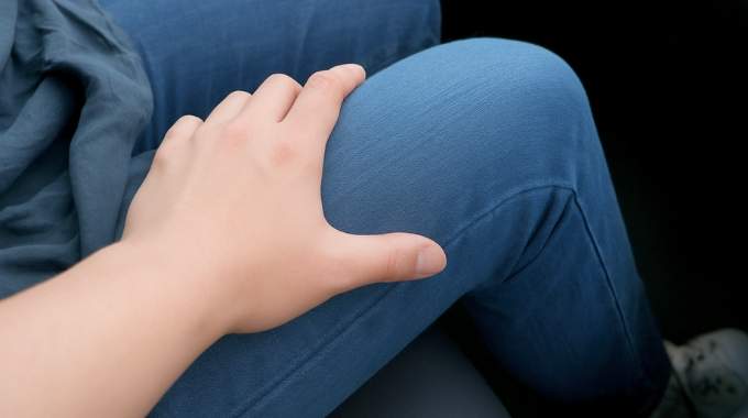 Lorsqu'un Homme Pose la Main sur la Jambe d'une Femme, Cela Signifie Que…
