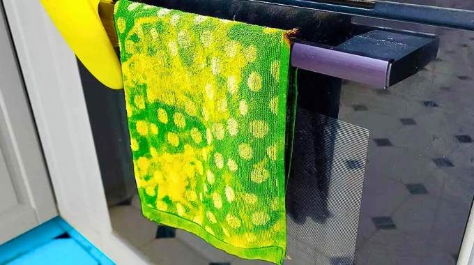 Pourquoi Accrocher un Torchon à la Porte de votre Four est en fait une Bien Mauvaise Idée.