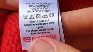 Voici Pourquoi Il Ne Faut Plus Découper Les Étiquettes Des Vêtements