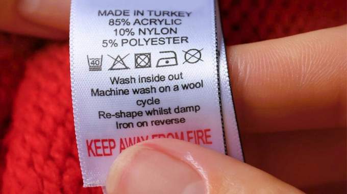 Voici Pourquoi il Ne Faut Plus Découper les Étiquettes des Vêtements.