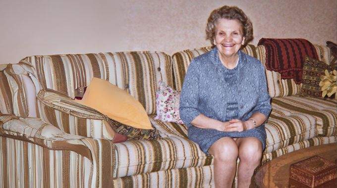 Il découvre un secret bouleversant caché dans le vieux canapé de sa grand-mère