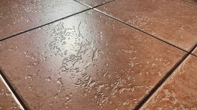 Comment rendre un carrelage antidérapant ? 7 astuces qui marchent