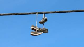 La Plupart des Gens Ignorent la Signification des Baskets Suspendues aux Fils Électriques