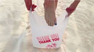 L'Astuce de génie pour enlever le sable sur les pieds à la plage