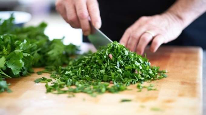 Le secret des chefs pour garder le persil frais sans le congeler