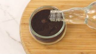 Mélanger du vinaigre au marc de café : une astuce de nettoyage pas très connue mais super efficace