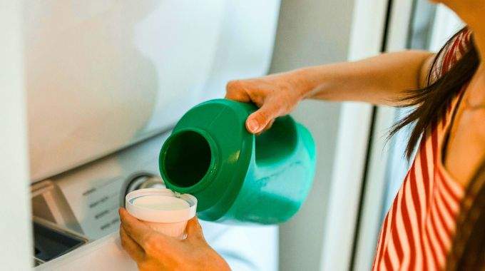 Moins de lessive, plus d’économies : l’astuce de lavage à adopter sans sacrifier la propreté