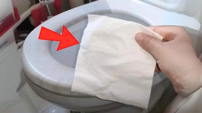 Pourquoi faut-il mettre un morceau de papier dans la cuvette avant d’aller aux toilettes ? Peu de gens connaissent la raison