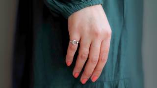 Que signifie le fait qu'une femme porte sa bague au petit doigt