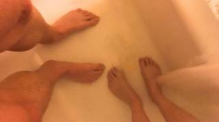 Si votre partenaire veut prendre une douche avec vous en voici la signification