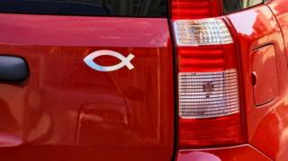 Si vous voyez ce symbole de poisson sur une voiture vous devriez savoir ce qu'il signifie