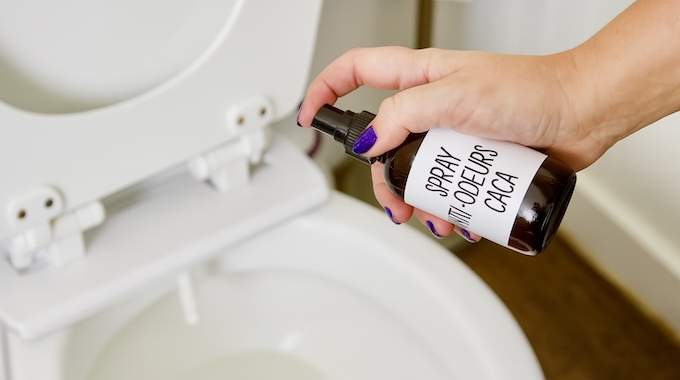 Fini les mauvaises odeurs aux WC avec ce spray anti-odeur caca fait maison
