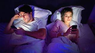 Un nombre inquiétant de gens préfèrent scroller sur leur téléphone plutôt que faire l'amour