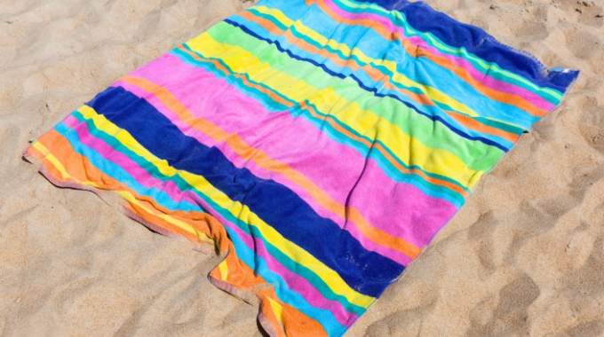 7 astuces qui marchent pour enlever le sable de toutes vos affaires à la plage
