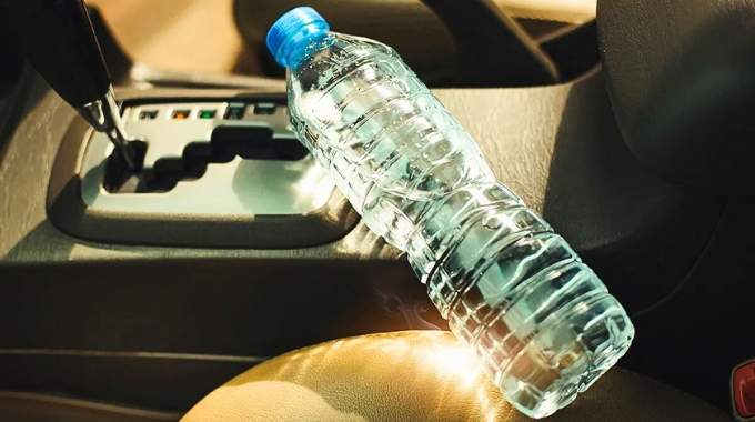 Peut-on boire l'eau d'une bouteille plastique laissée dans une voiture en plein soleil ?