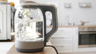 Faut-il jeter l’eau de la bouilloire entre chaque usage  Voici ce que dit la science
