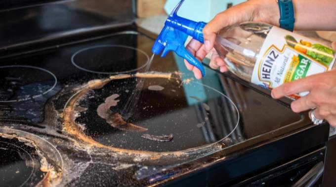 “Je le fais après chaque cuisson” : ce geste évite 90% des dépôts de graisse sur les plaques de cuisson