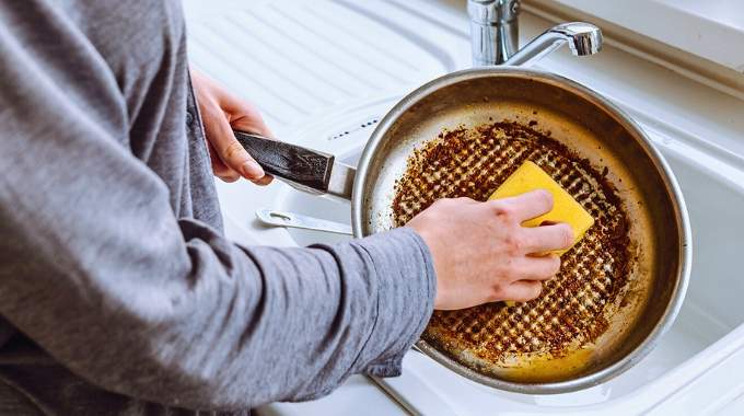 Ni vinaigre blanc ni bicarbonate : l’astuce redoutable pour enlever la graisse dans les poêles