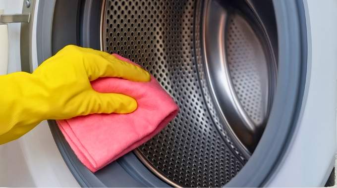 Ni vinaigre ni bicarbonate : la technique naturelle qui protège et nettoie le joint de lave-linge sans l’abîmer