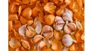 Pelures d’ail et d’oignon : ces déchets de cuisine valent de l’or