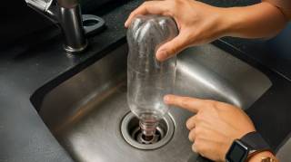 Place une bouteille à l'envers sur la canalisation de l'évier : une astuce maline pour le déboucher