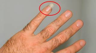 Pourquoi certains hommes gardent-ils un ongle long au petit doigt