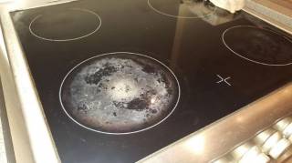 Retirer les traces blanches de vos plaques de cuisson est un jeu d'enfant avec cette méthode infaillible