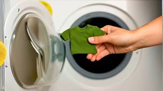 Vêtements rétrécis au lavage par accident  L’astuce d’experts pour les récupérer sans les abîmer