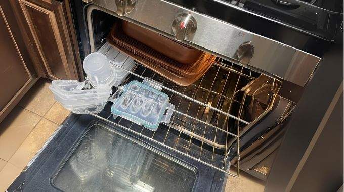Voici pourquoi vous ne devriez pas ranger vos plats dans le four il y a bien une explication