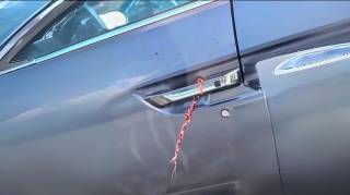 Voir un fil attaché à la poignée d’une portière de voiture : ce que cela pourrait signifier