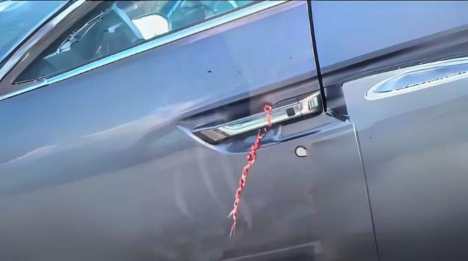 Voir un fil attaché à la poignée d’une portière de voiture : ce que cela pourrait signifier