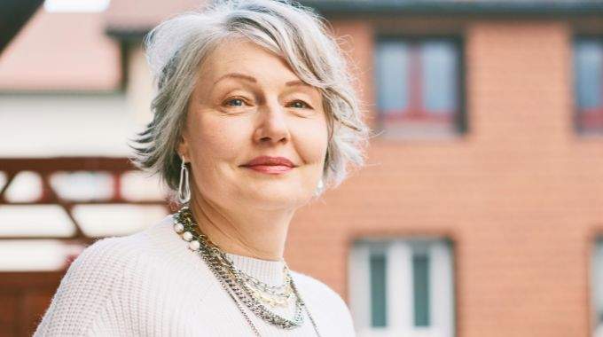 10 erreurs impardonnables qu'une femme de 60 ans ou plus ne devrait pas faire