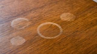 5 astuces infaillibles de grand-mère pour faire disparaître une tache d’eau sur un meuble ou une table en bois