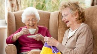 Avec qui les personnes âgées devraient-elles vivre surtout après 70 ans