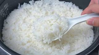 C’est une grosse erreur de n’utiliser que de l’eau pour cuire le riz… Essayez plutôt cette astuce de chef