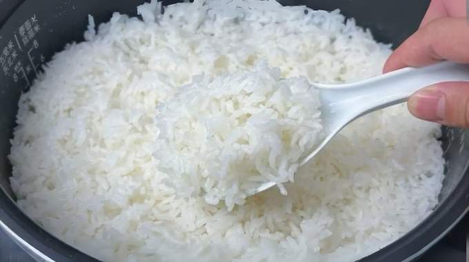 C’est une grosse erreur de n’utiliser que de l’eau pour cuire le riz… Essayez plutôt cette astuce de chef !