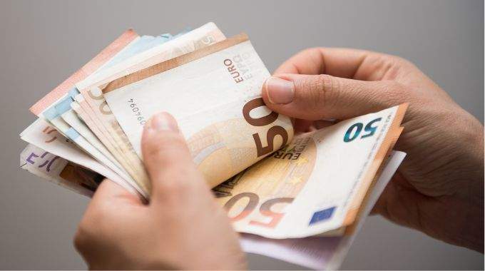 Comment mettre de l'argent de côté : 13 astuces pratiques et efficaces