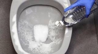 Dites adieu aux vilaines taches de calcaire dans les toilettes avec cette astuce de pro