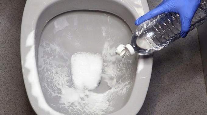 Dites adieu aux vilaines taches de calcaire dans les toilettes avec cette astuce de pro