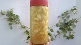 Gingembre râpé oignon ail jus de citron et miel  Prenez-en juste une cuillère à café par jour et voyez le résultat