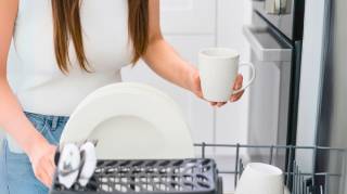 L'astuce de la tasse dans le lave vaisselle pour baisser sa consommation électrique