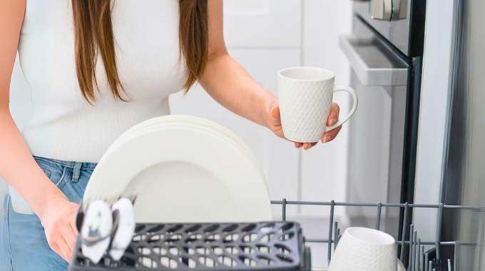 Faites baisser votre facture d’électricité avec l’astuce de la tasse dans le lave-vaisselle, c’est bluffant