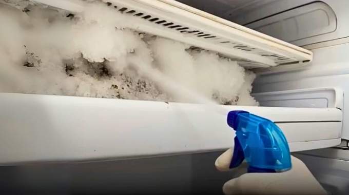 L’astuce ingénieuse pour dégivrer un congélateur : la glace disparaît sans le débrancher