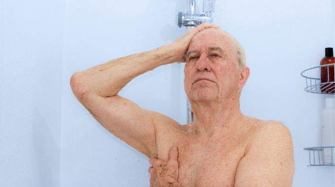 L’heure la plus dangereuse de la journée pour prendre une douche chez les seniors