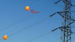 Pourquoi aperçoit-on des boules colorées sur les lignes électriques