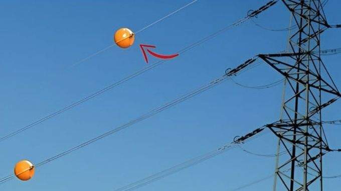 Si vous voyez des boules colorées accrochées aux lignes électriques, voici ce qu'elles signifient