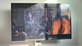 Retrouvez un écran de télévision impeccable grâce à cette astuce sans détergent ni désinfectant
