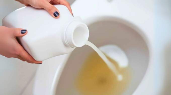 Stop : l’erreur avec ce produit courant qui détruit vos WC sans que vous le sachiez